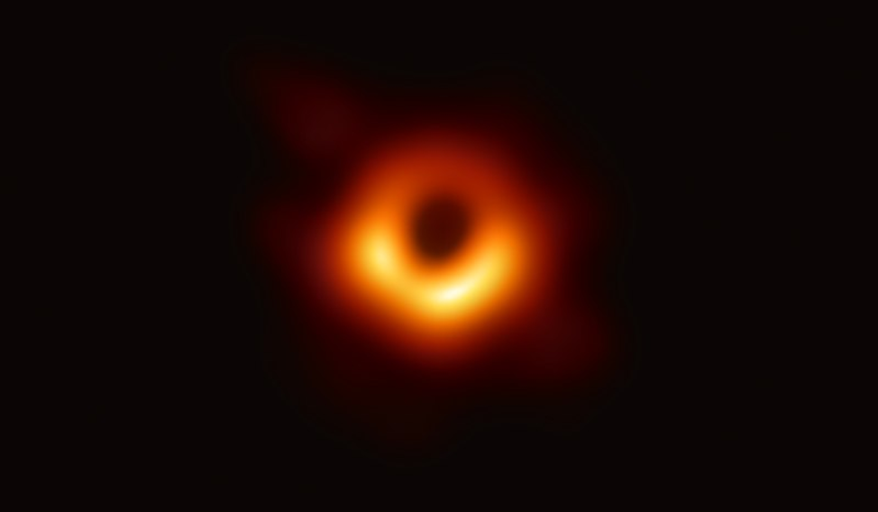 位于 M87 中心的特大质量黑洞示意图（© EHT Collaboration）